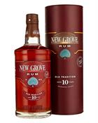 New Grove 10 years Old Tradition from Mauritius contains 70 centiliters of rum with 40 percent alcohol